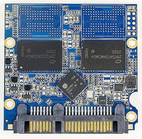 РИСУНОК: плата современного SSD
