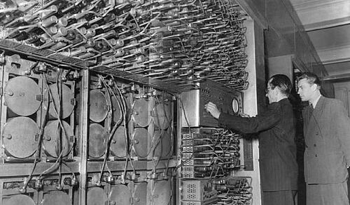 фото С. А. Лебедев и В. А. Мельников чинят БЭСМ