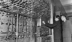 фото С. А. Лебедев и В. А. Мельников чинят БЭСМ