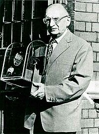 Эйслер рядом с Лондонским музеем науки