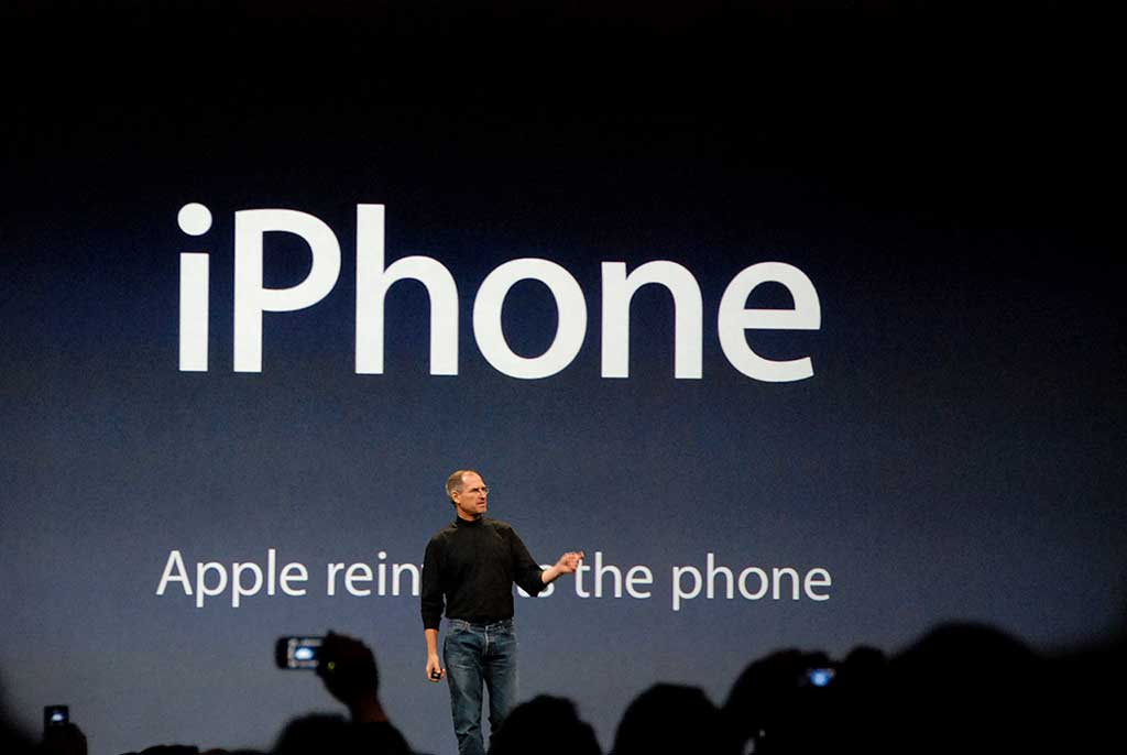 Стив Джобс представляет iPhone